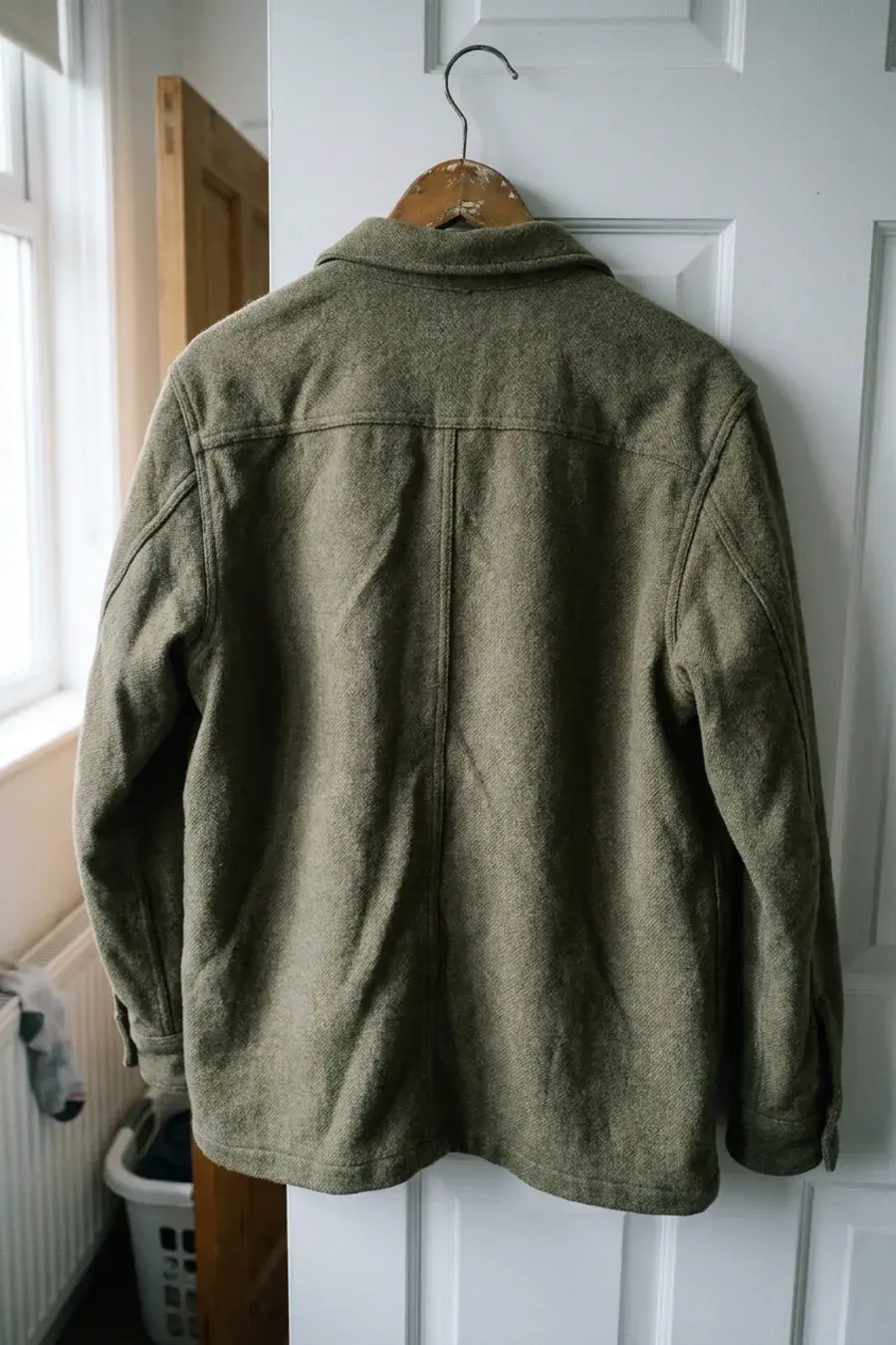 Bagsiden af olivengrøn ulds-overshirt på bøjle