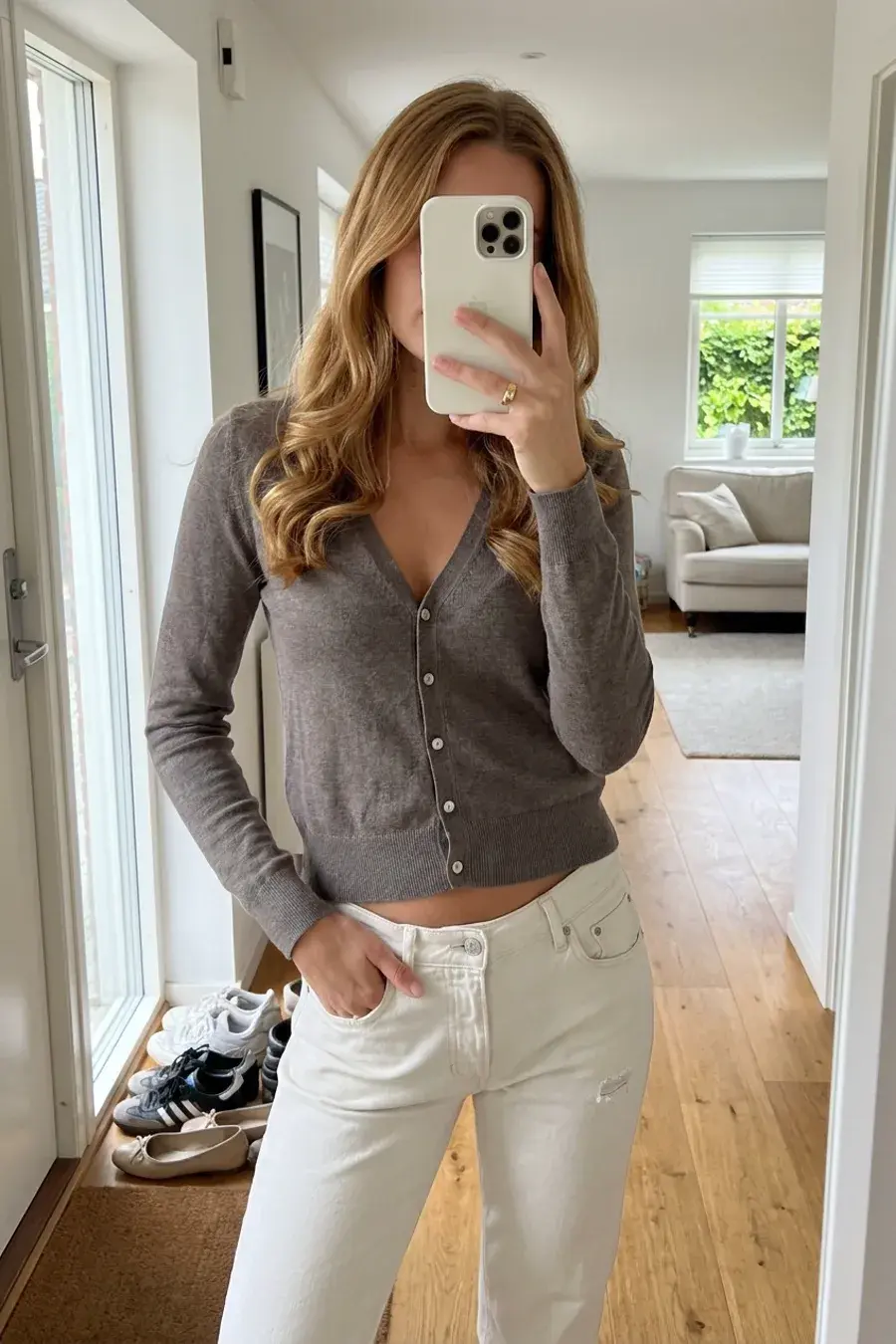 Spejlselfie i dagslys med den taupegrå cardigan båret