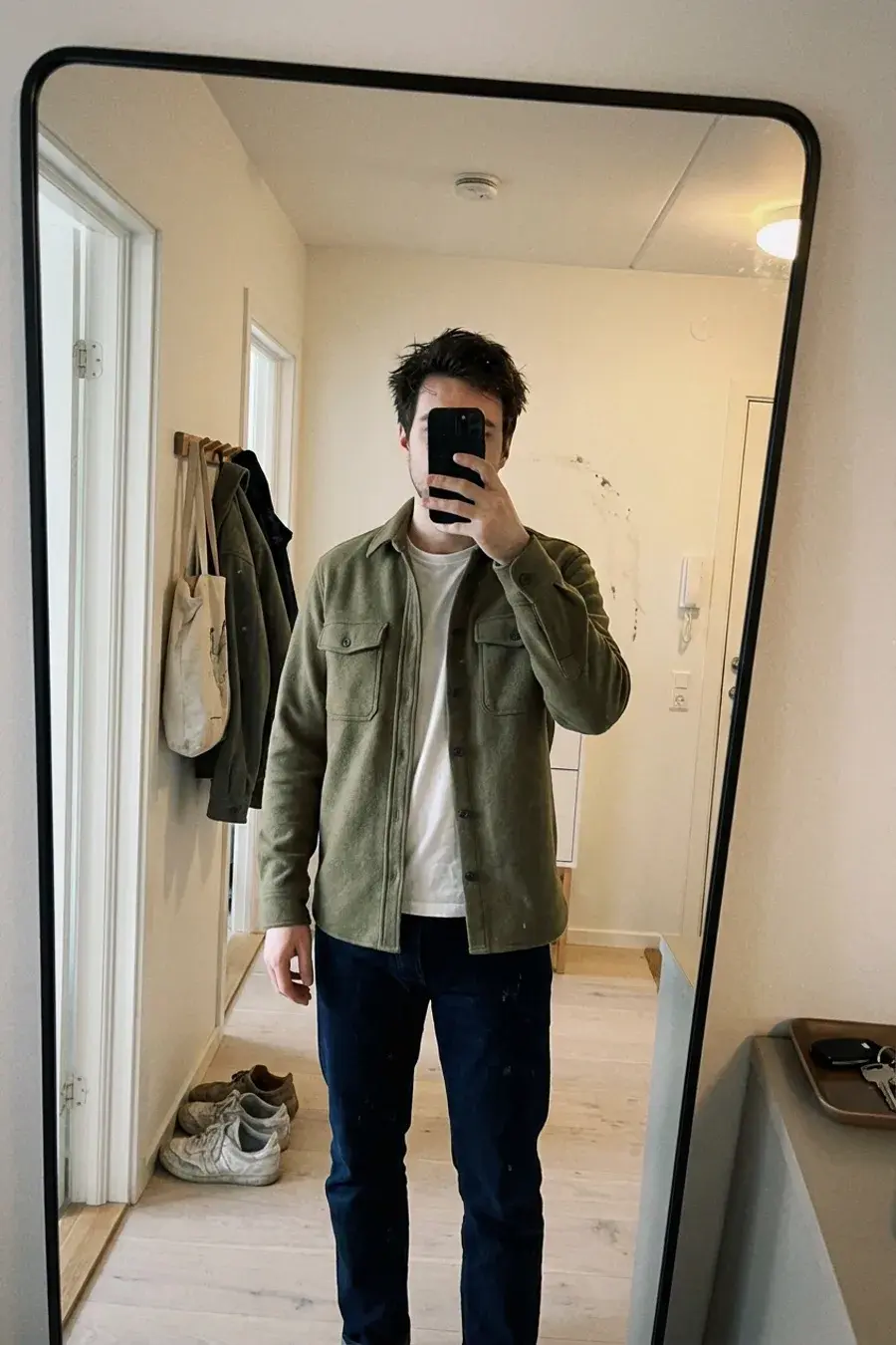 Spejlselfie i entré: olivengrøn ulds-overshirt og mørke jeans
