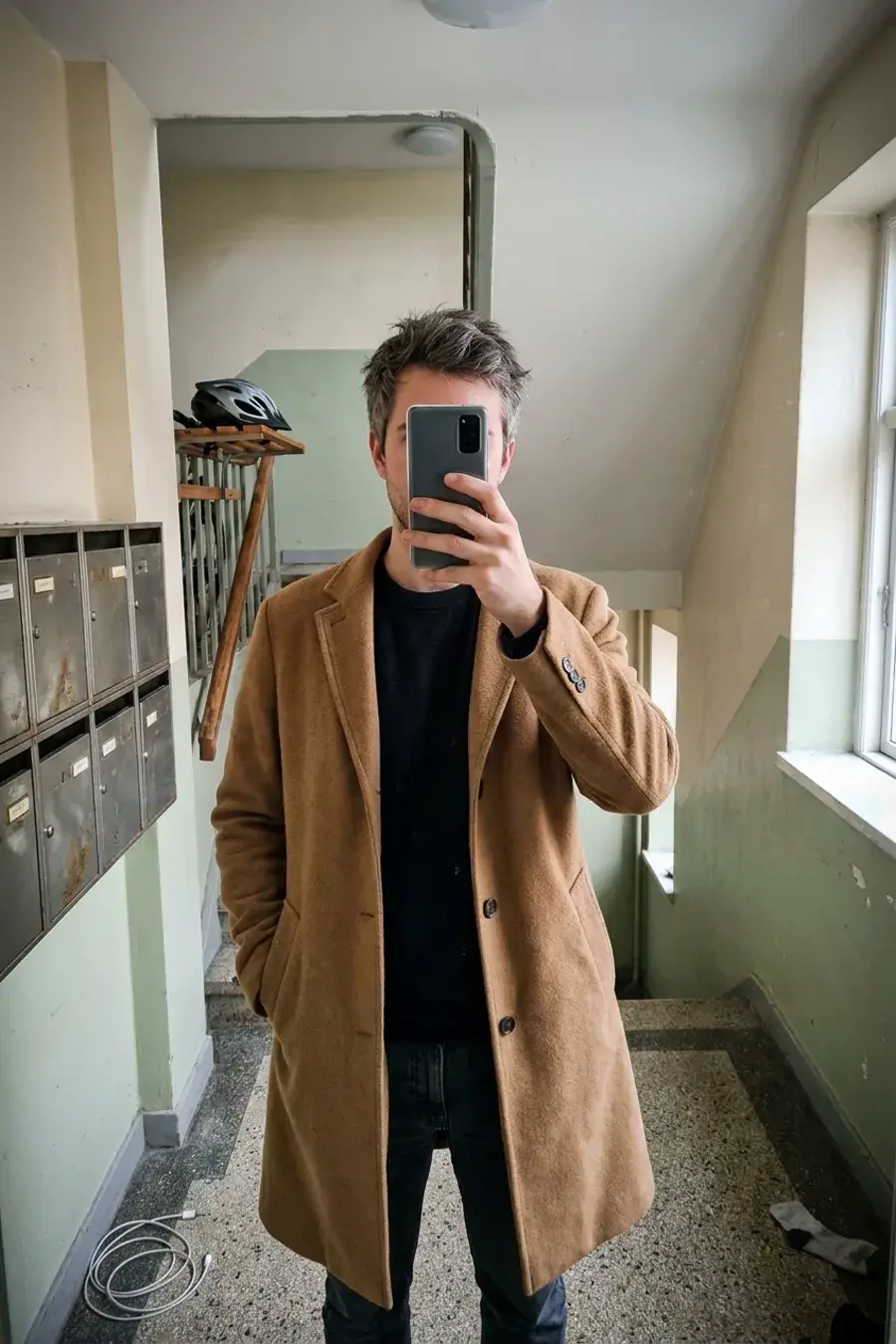 Spejlselfie i opgang: camel uldfrakke
